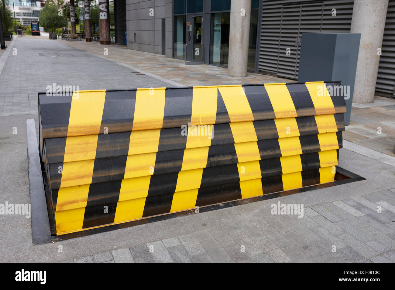 Strada in salita blocker a mediacity salford manchester regno unito Foto Stock