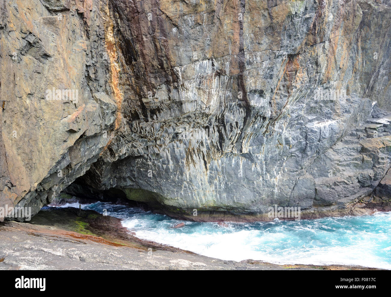 Multi-color rocce formano il north western scogliere di Hirta. Hirta, St Kilda, Scotland, Regno Unito. 08LUG15 Foto Stock