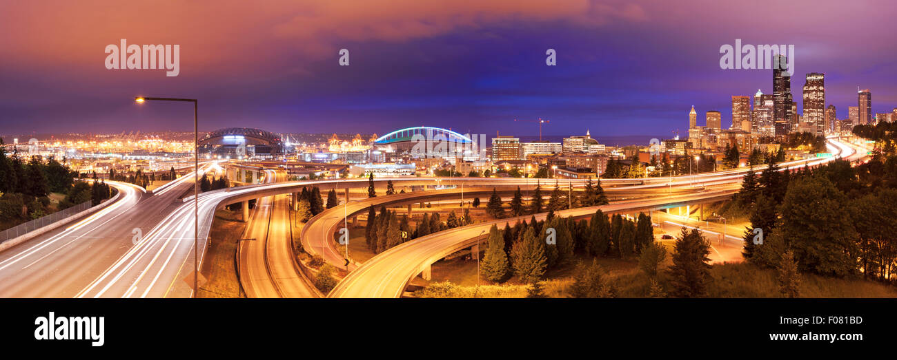 Lo skyline di Seattle, Washington, USA, photograhed di notte. Foto Stock