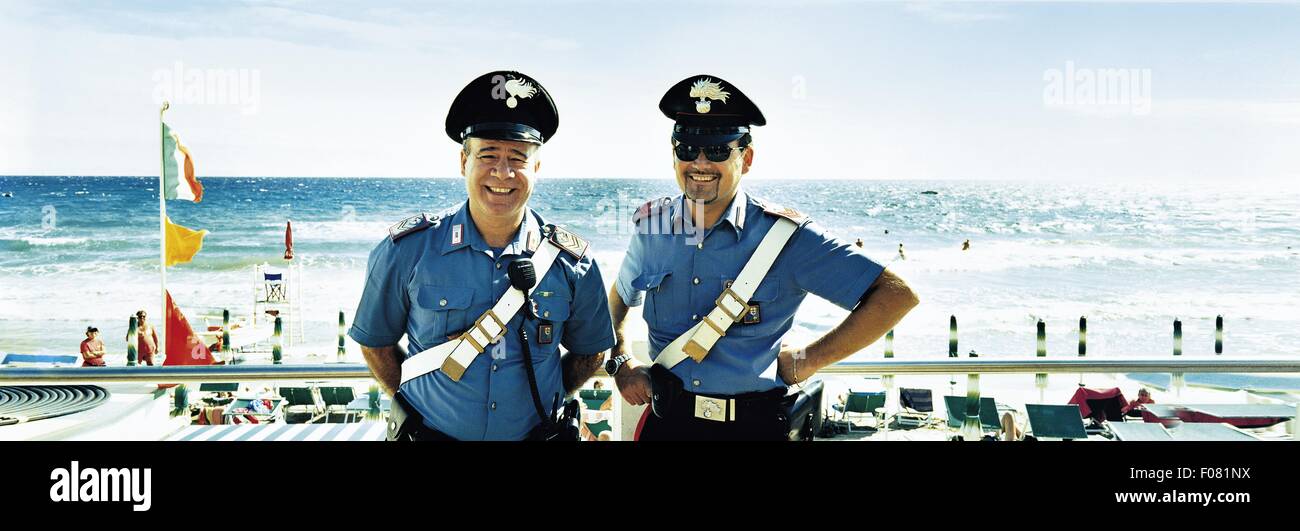 Due poliziotto sorridente sulla spiaggia di Laigueglia, Liguria, Italia Foto Stock