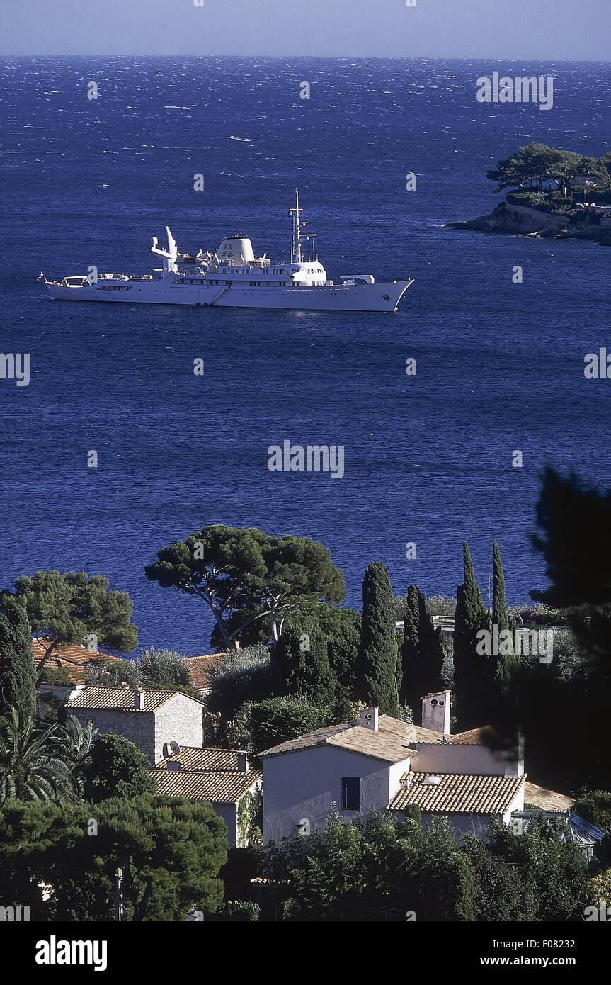 Vista di Saint Jean Cap Ferrat affacciato sul mare con la nave bianca Foto Stock