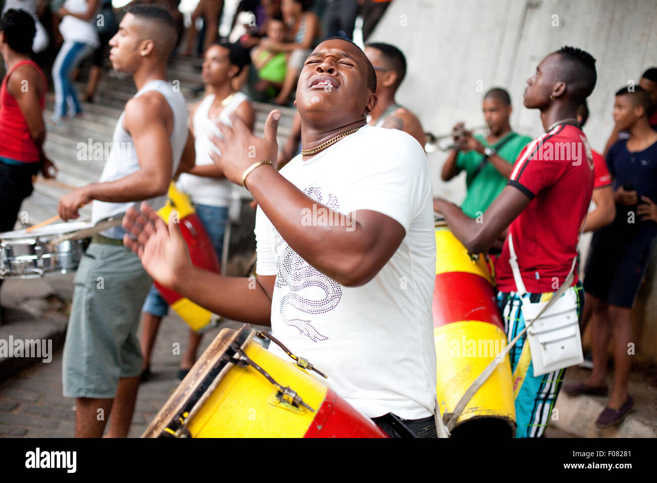 Un giovane musicista suona in una band in una pubblica piazza a l'Avana, Cuba. Foto Stock