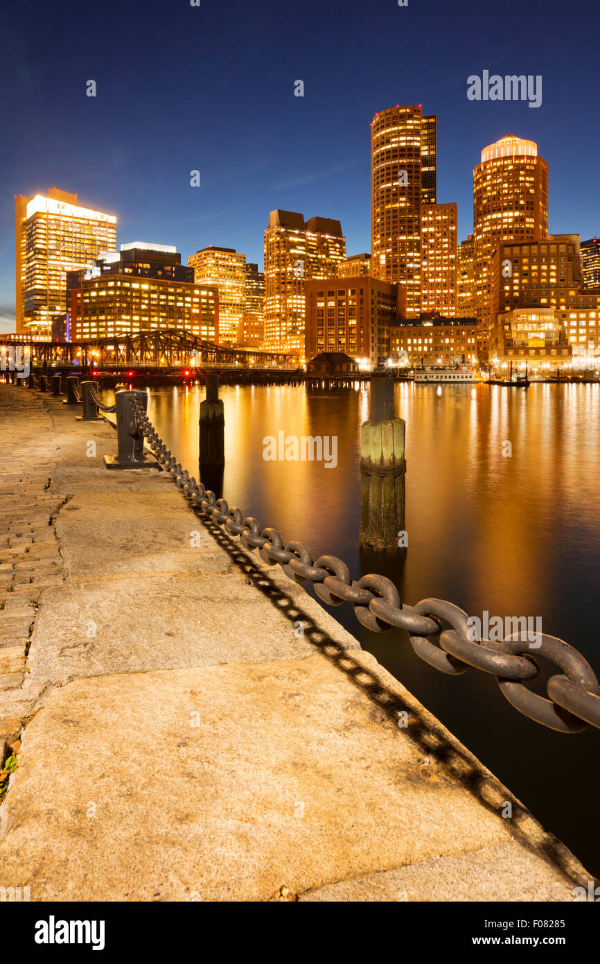 Lo skyline del centro cittadino di Boston, Massachusetts da tutta l'acqua al tramonto. Foto Stock