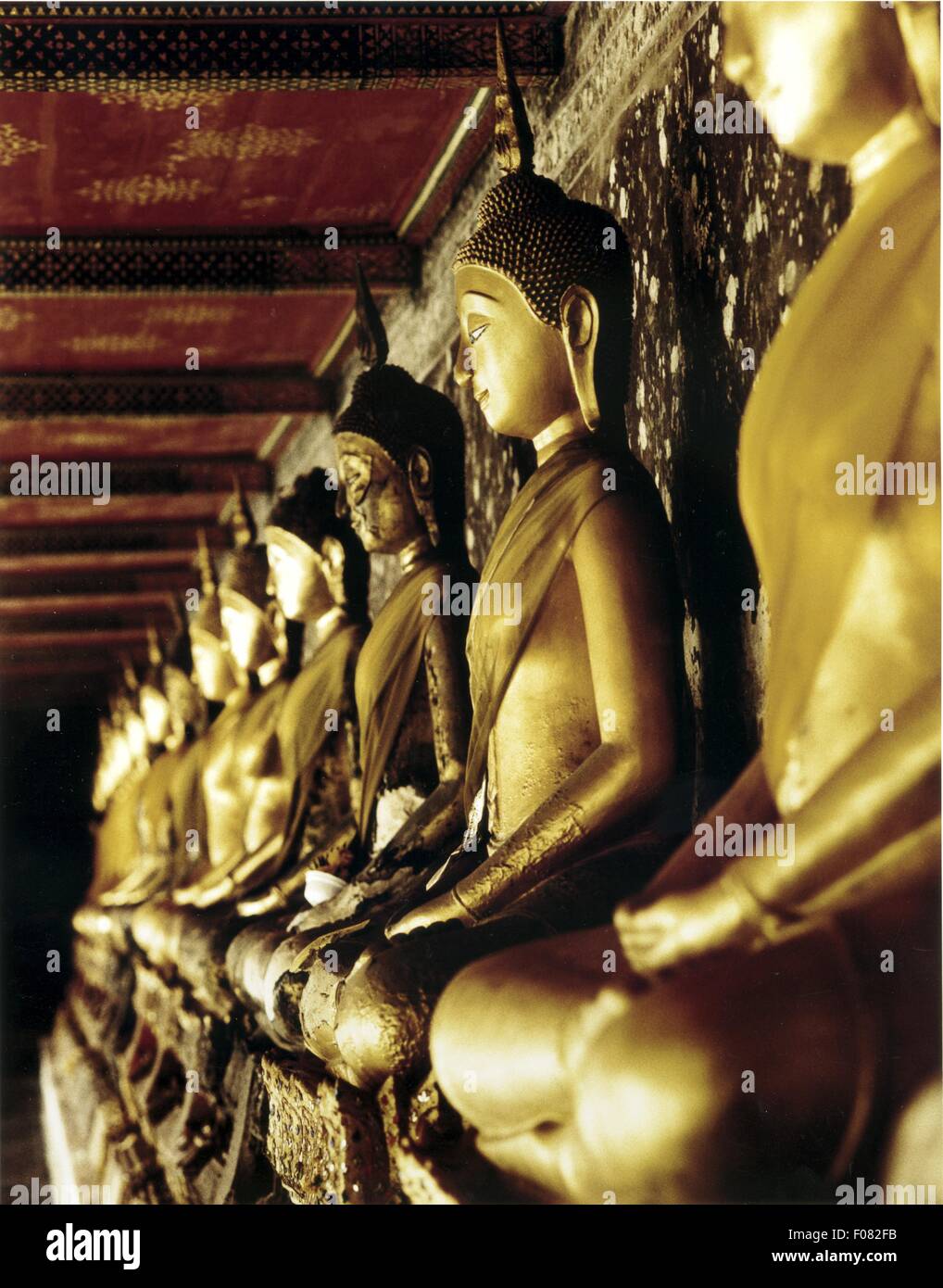 Urna tomba con statue di Buddha in Thailandia Foto Stock