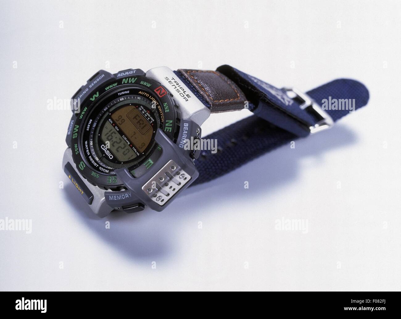 Multi-funzionale con orologio bussola, altimetro e barometro su sfondo  bianco Foto stock - Alamy