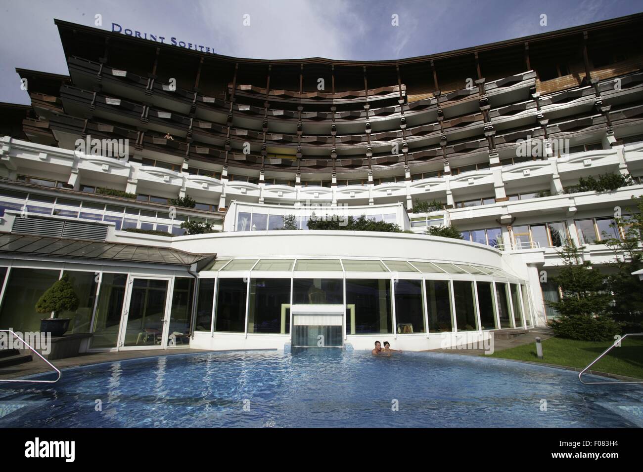 Basso angolo di vista Hotel Dorint Sofitel Vital Royal Spa in Tirolo, Austria Foto Stock