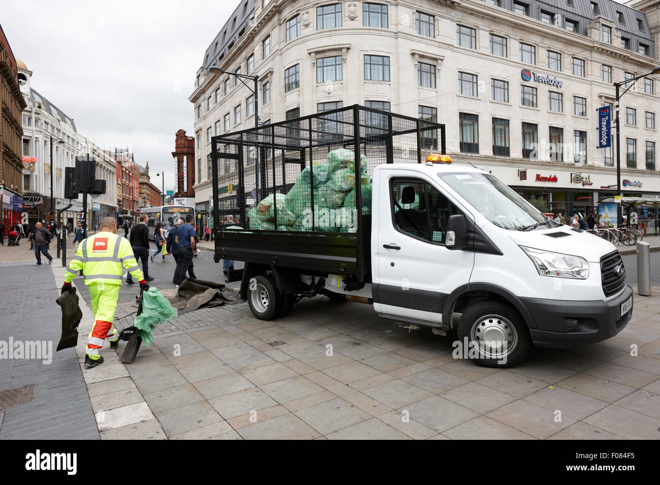 Rifiutare i detergenti riordino piccadilly square Manchester Inghilterra England Regno Unito Foto Stock