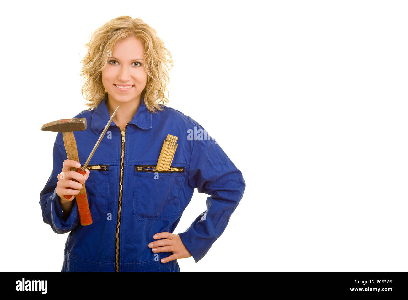 Sorridente craftswoman tenendo diversi strumenti nelle sue mani Foto Stock