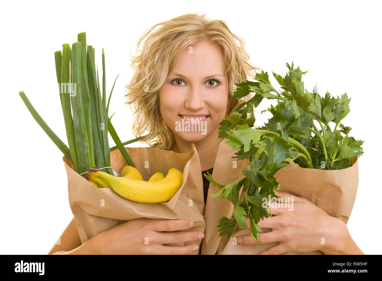Donna felice che trasportano i generi alimentari in sacchi di carta Foto Stock