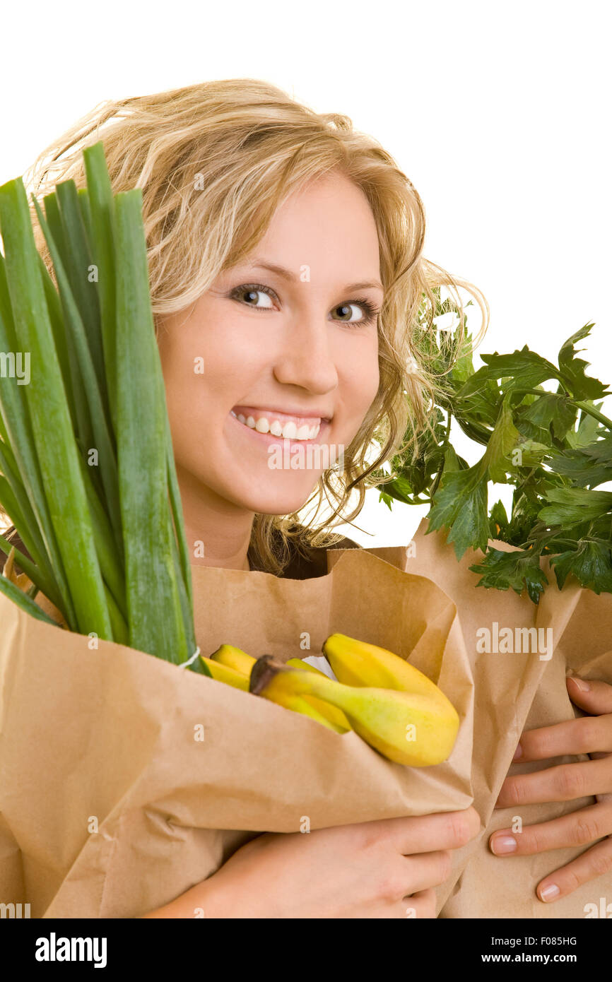 Felice giovane donna con salutare i generi alimentari in borse di carta marroni Foto Stock