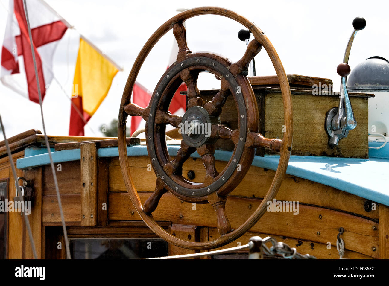 Vintage in legno volante su una barca Foto Stock