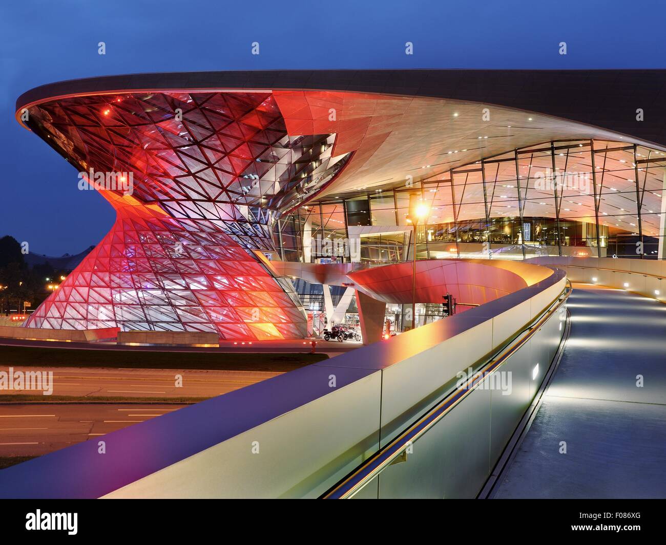 Colorata facciata in vetro del mondo BMW a Monaco di Baviera, Germania Foto Stock