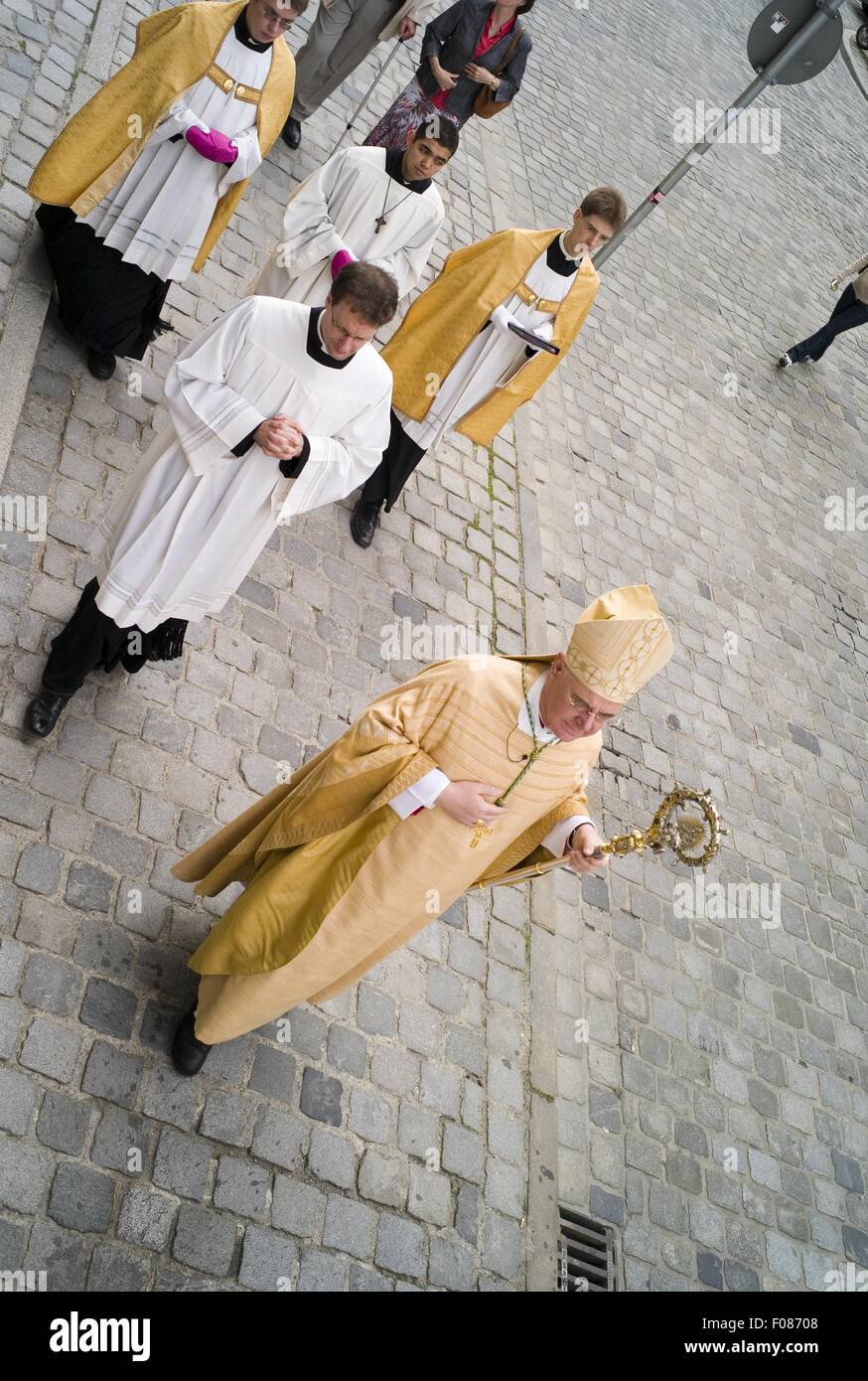 Raccolta di clero in processione nella Cattedrale di Ratisbona, Baviera, Germania Foto Stock