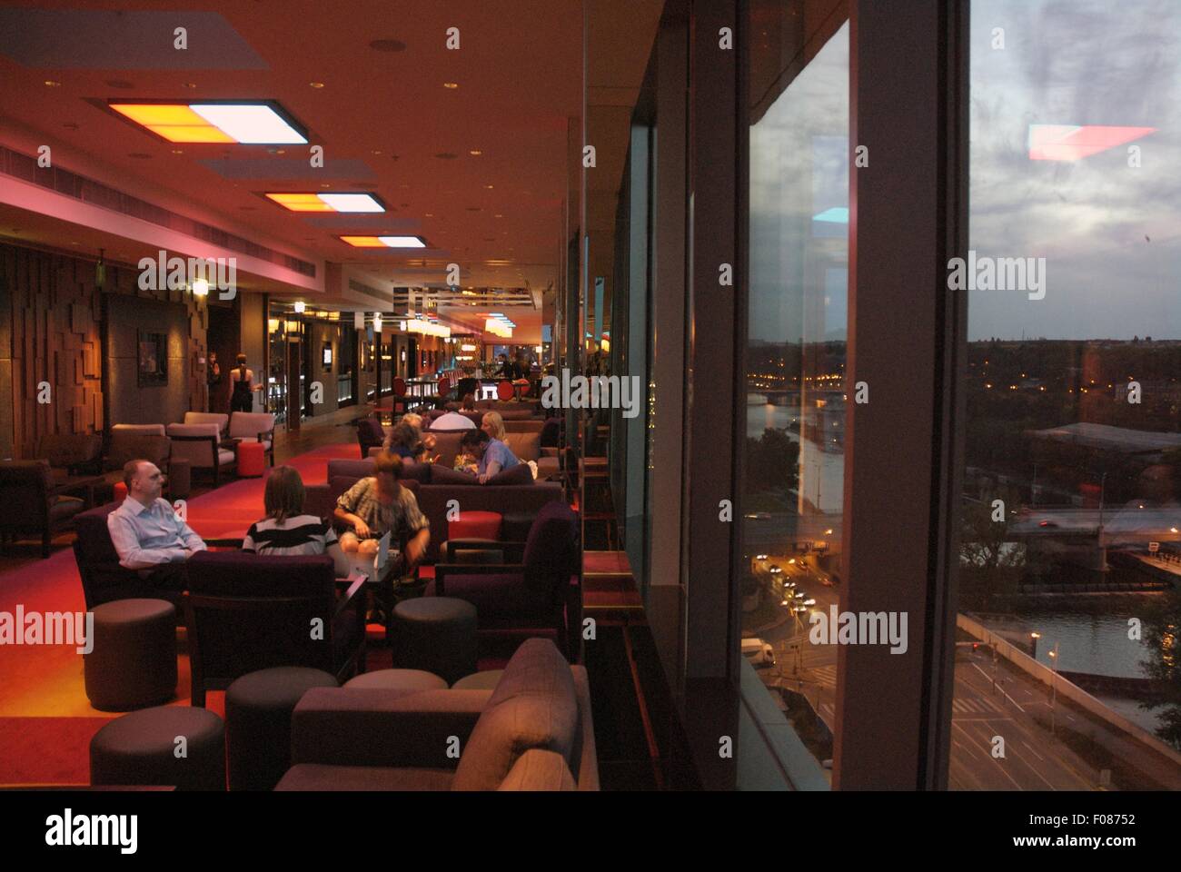 Persone in Cloud 9 Sky Bar e lounge, Hilton di Praga, Praga, Repubblica Ceca Foto Stock