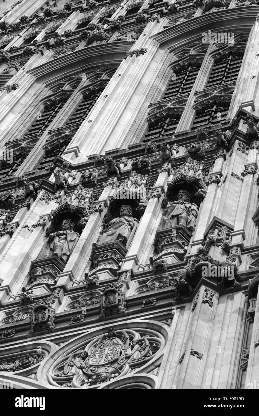 In bianco e nero vista esterna di una parte della sede del parlamento di Londra, Inghilterra. Foto Stock