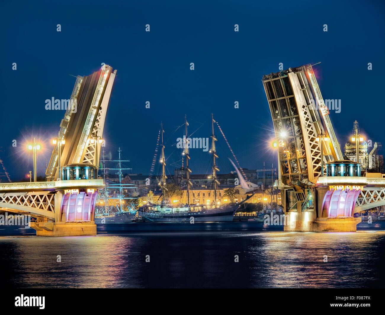 Ponte illuminato tirata e nave nel fiume Neva in notturna a San Pietroburgo, Russia Foto Stock