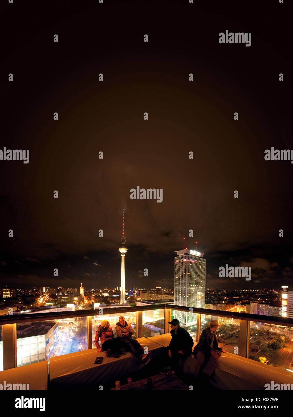 Persone su Club Week End tetto e la vista del paesaggio urbano di notte Foto Stock