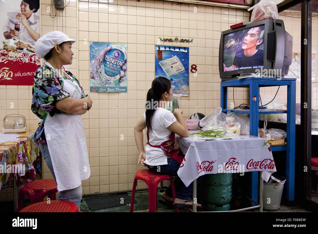 Le donne guardano la televisione in cucina, Thailandia Foto Stock