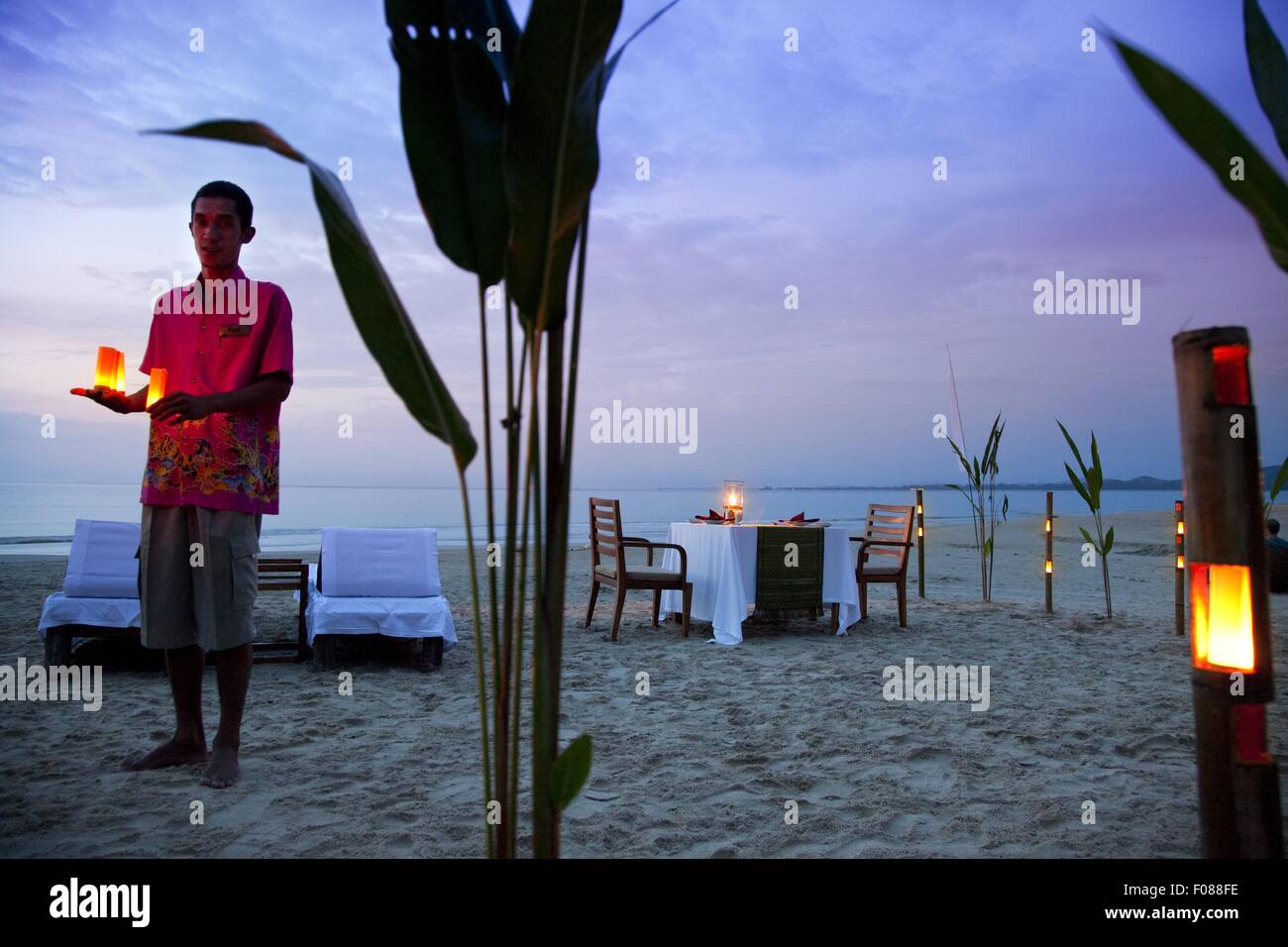 Uomo con la lanterna a Phuket Hotel di lusso, Thailandia Foto Stock