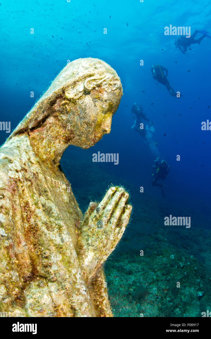 Scuba Diving alla statua della Vergine Maria, Massa Lubrense, Campania, Italia Foto Stock