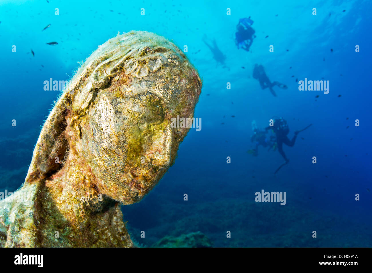 Scuba Diving alla statua della Vergine Maria, Massa Lubrense, Campania, Italia Foto Stock