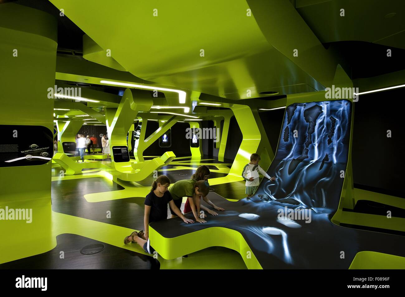 I bambini che giocano nel livello Pavilion verde, Autostadt, Wolfsburg, Germania Foto Stock
