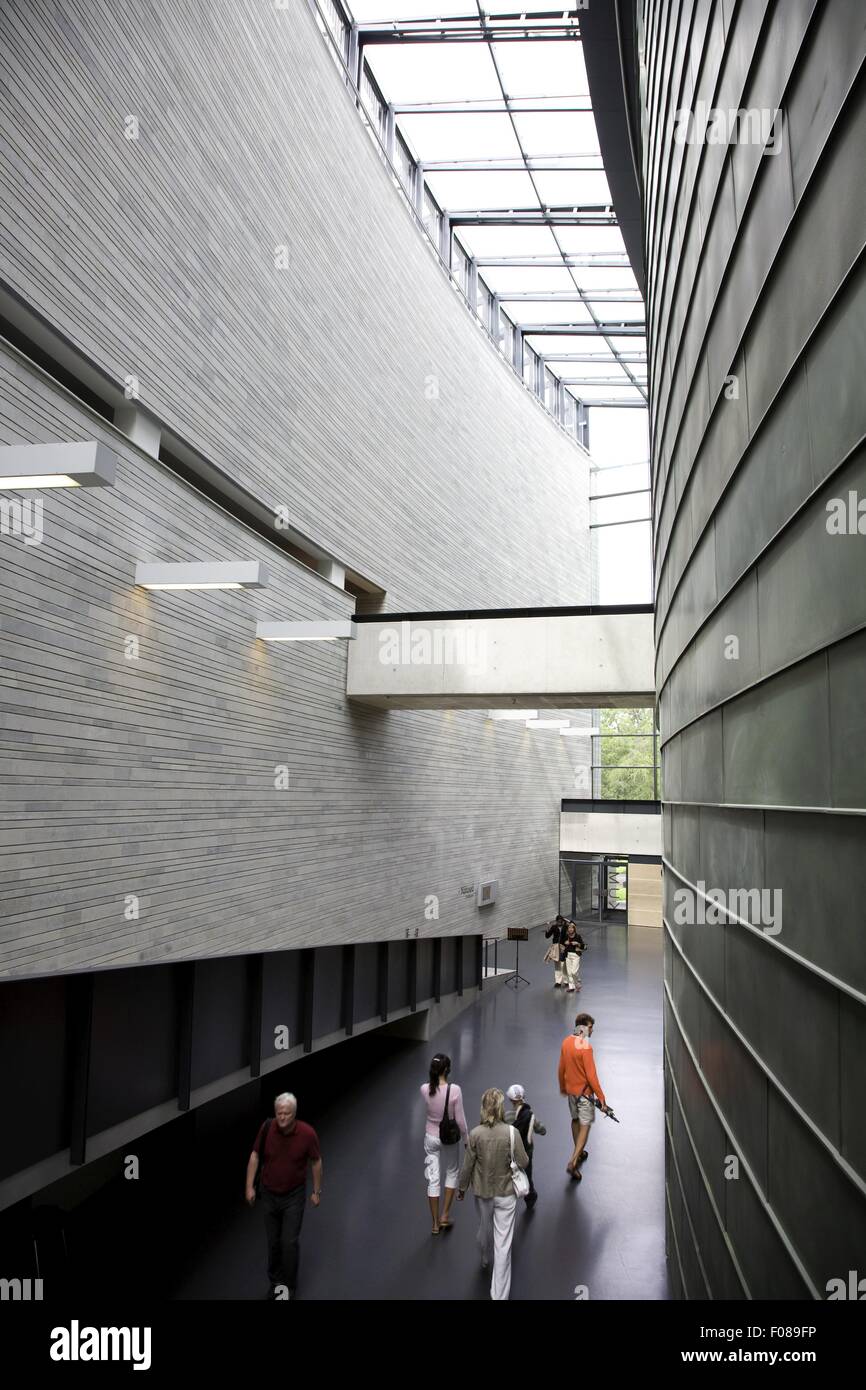 Persone a Kumu Art Museum a Tallinn in Estonia Foto Stock