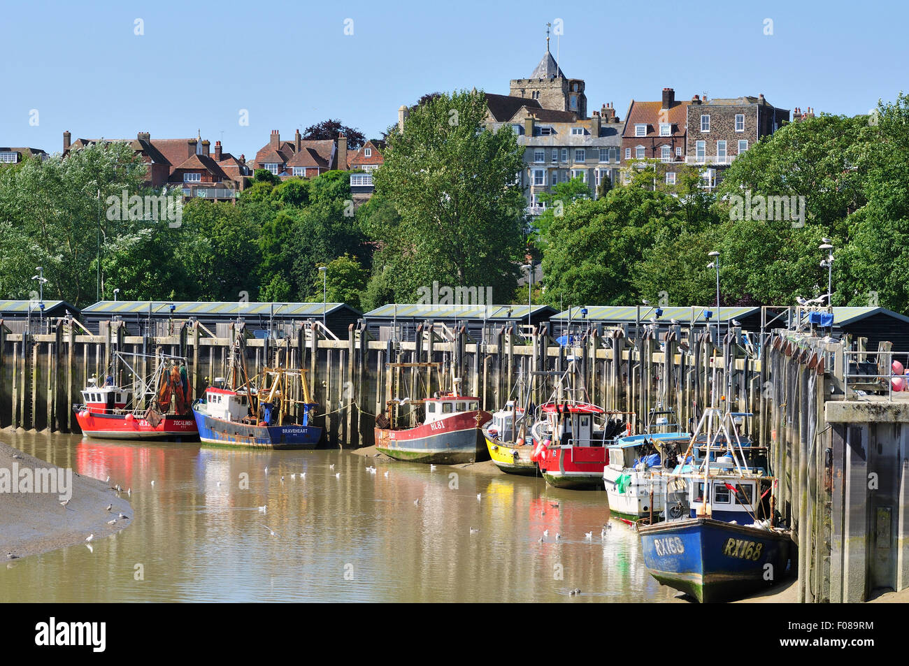 La città di segale, East Sussex, Regno Unito, con il fiume Rother e barche da pesca Foto Stock