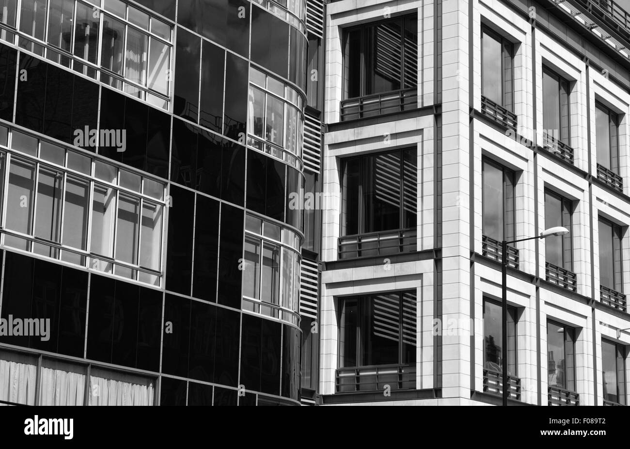 In bianco e nero vista esterna di edifici in The Strand, Londra, Inghilterra. Foto Stock