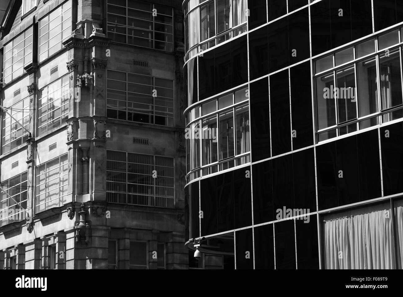 In bianco e nero vista esterna di edifici in The Strand, Londra, Inghilterra. Foto Stock