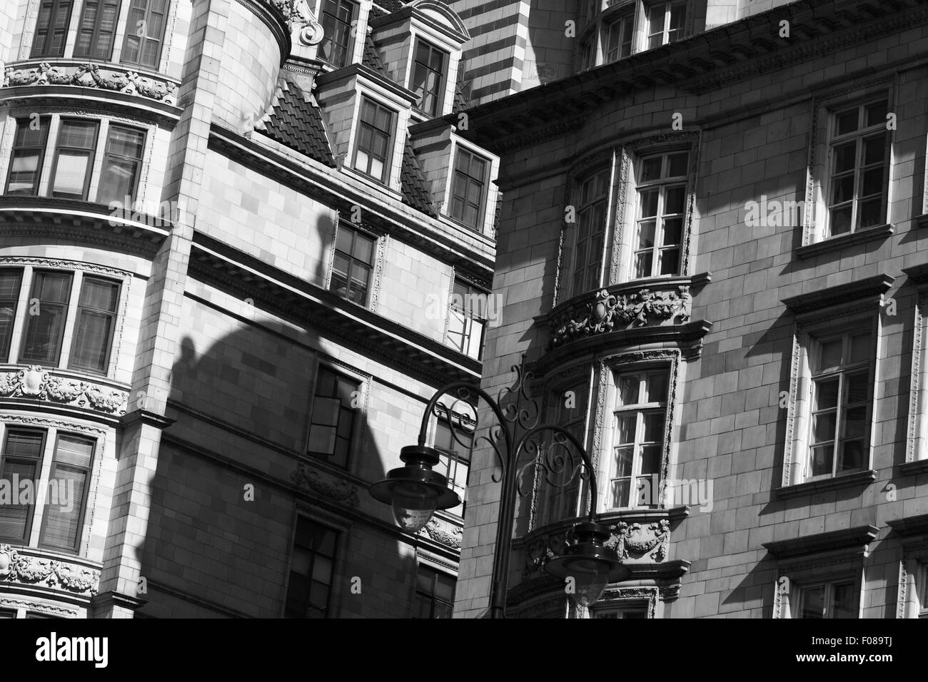 In bianco e nero vista esterna di edifici in The Strand, Londra, Inghilterra. Foto Stock