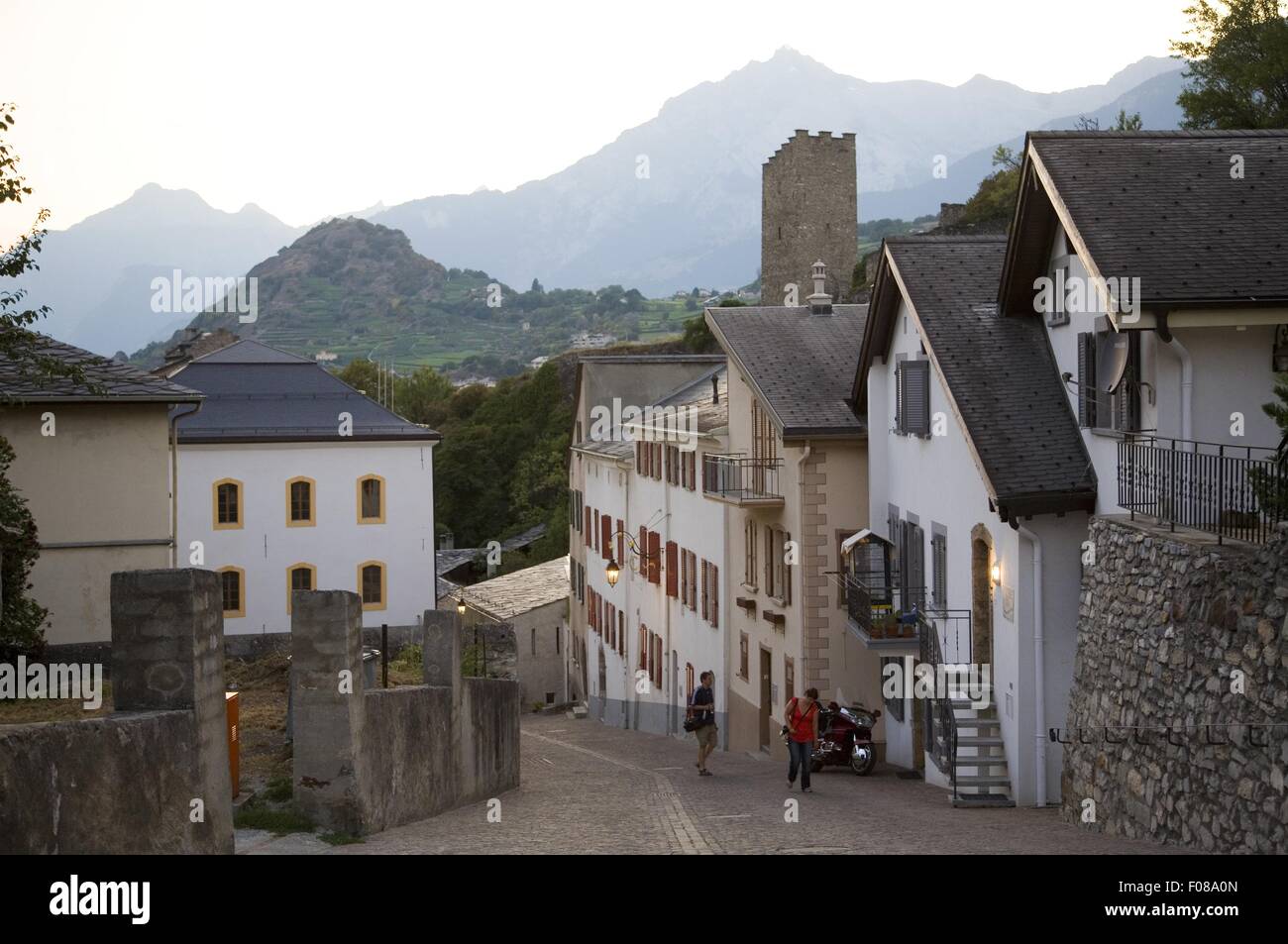 I passanti a piedi vicino street castelli a Sion, Valias, Svizzera Foto Stock