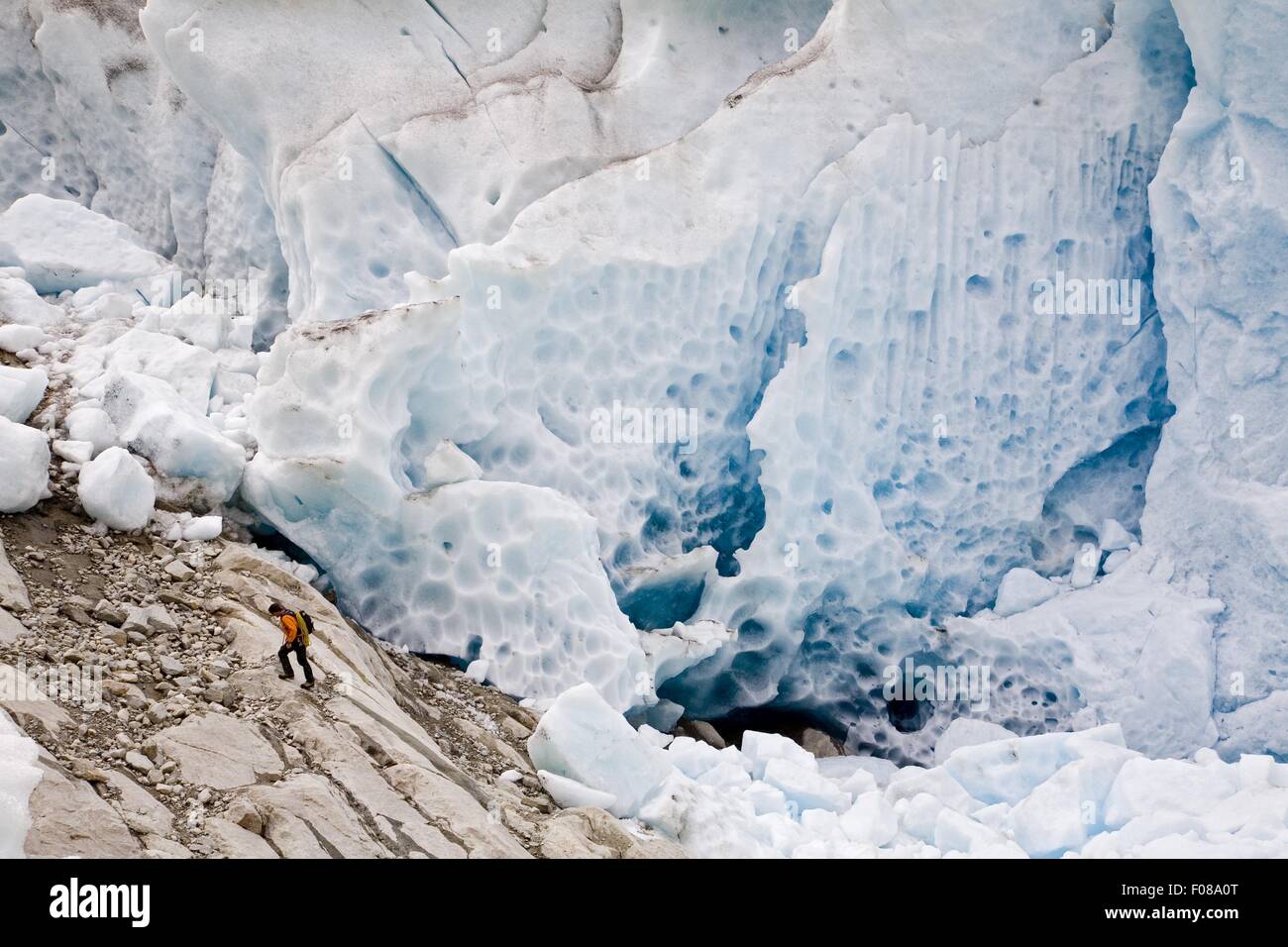 Escursionista nella parte anteriore della parete di ghiaccio nel ghiacciaio di Aletsch, Marjelesee, Vallese, Svizzera Foto Stock