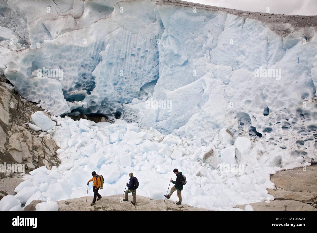 Gli escursionisti nella parte anteriore della parete di ghiaccio nel ghiacciaio di Aletsch, Marjelesee, Vallese, Svizzera Foto Stock