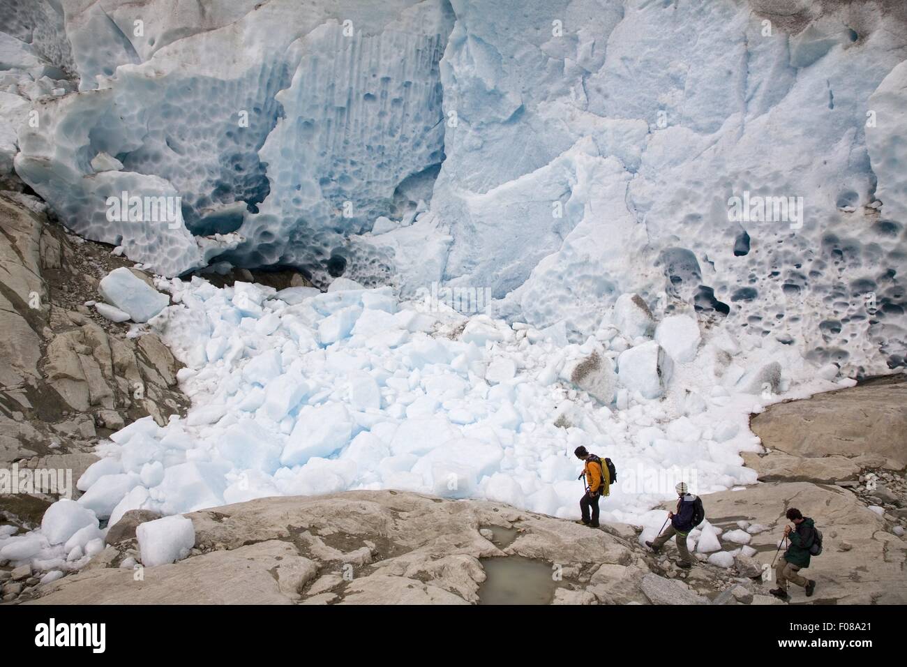 Gli escursionisti nella parte anteriore della parete di ghiaccio nel ghiacciaio di Aletsch, Marjelesee, Vallese, Svizzera Foto Stock
