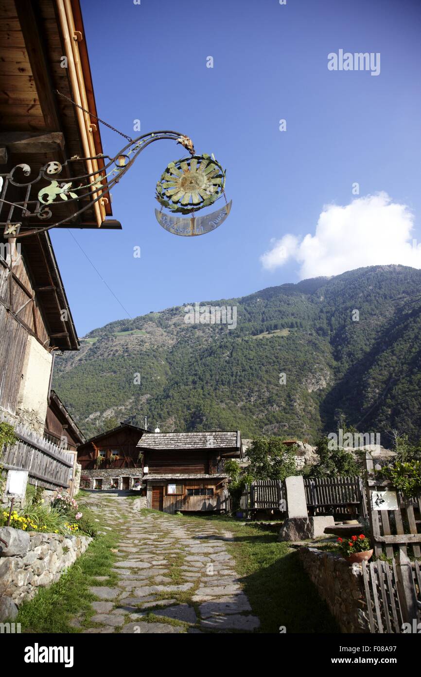 Piazza di fronte a Castel Juval e la gamma della montagna Foto Stock