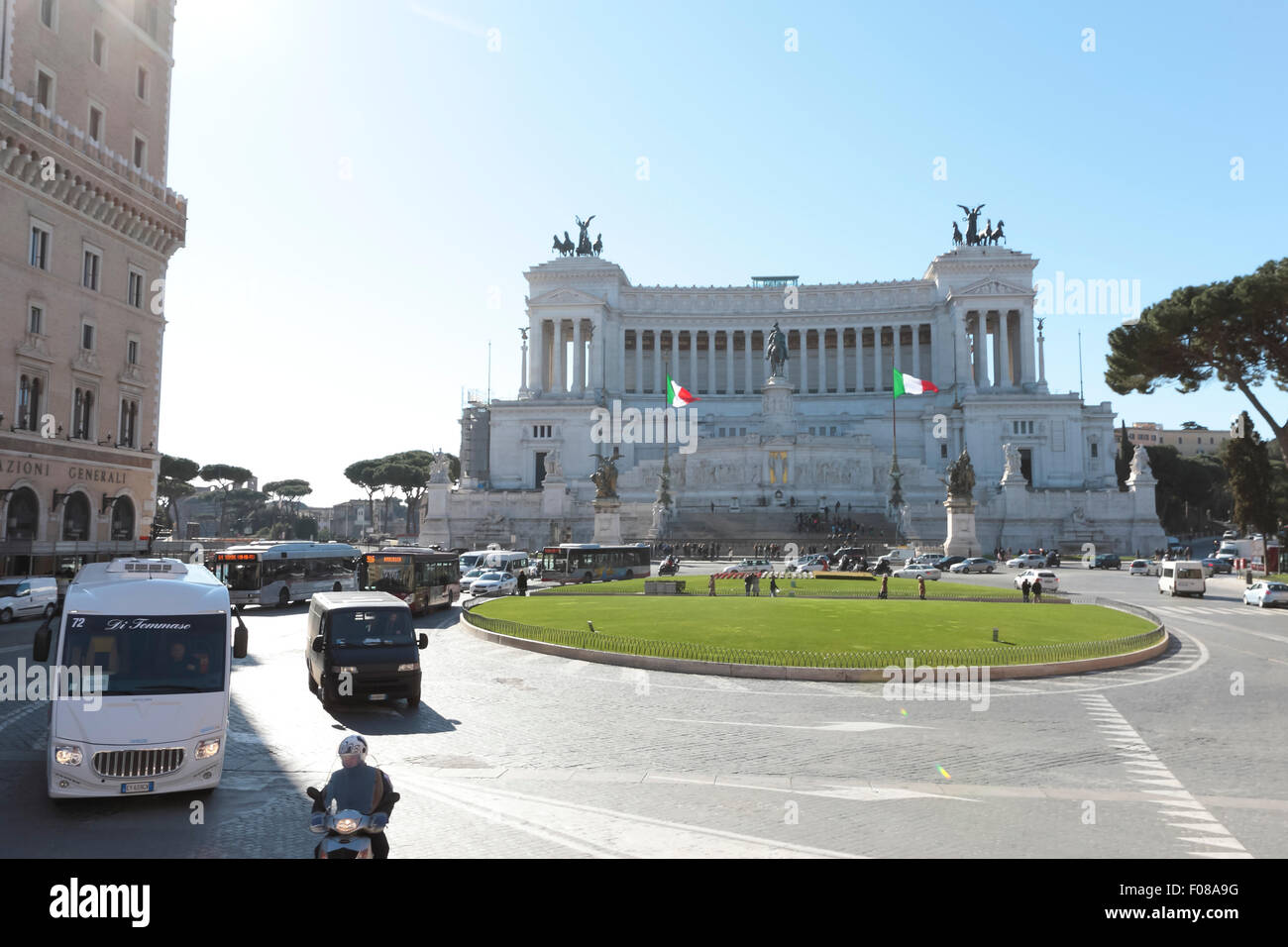 Gli italiani la chiamano la torta, il Monumento Nazionale Vittorio Emanuele II o Vittoriano, eretto sul luogo di diversi altri importanti edifici. Foto Stock