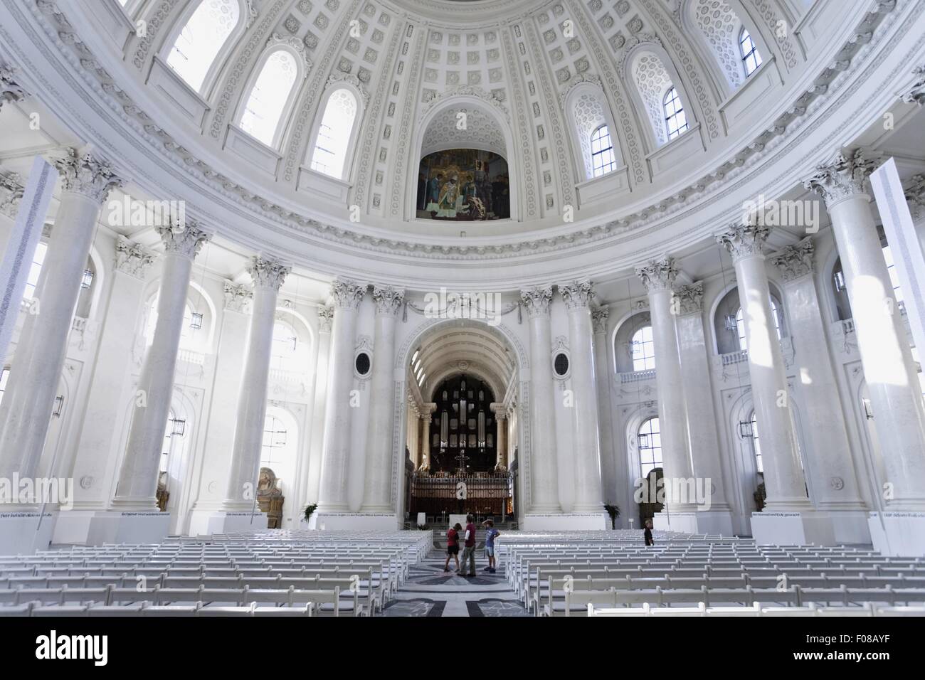 Interno della cattedrale di San Biagio con colonne bianche e la cupola nella Foresta Nera, Germania Foto Stock