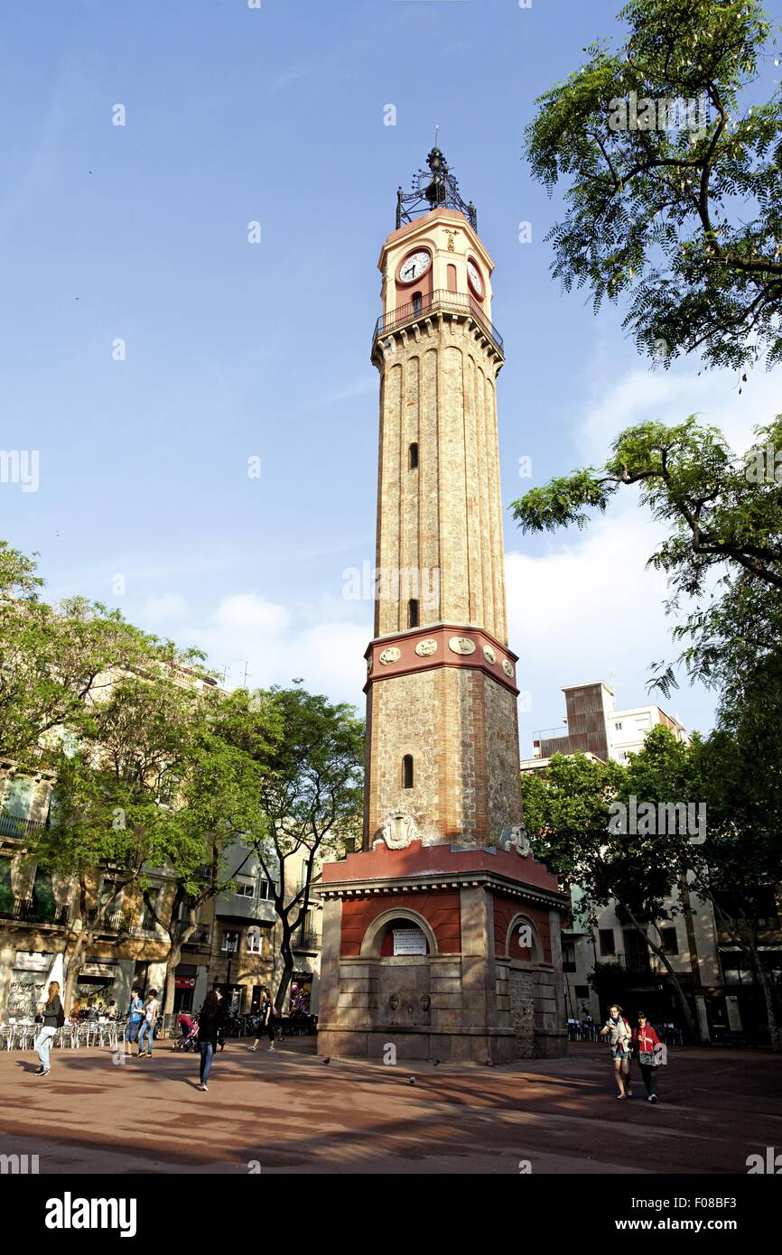 Plaça de la Vila la torre dell orologio nel quartiere di Gracia, Barcellona, Spagna Foto Stock
