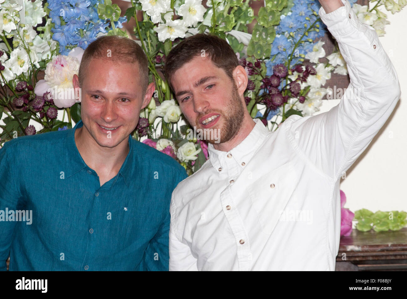 Due giovani uomini guardano a emozionale di un evento in famiglia Foto Stock