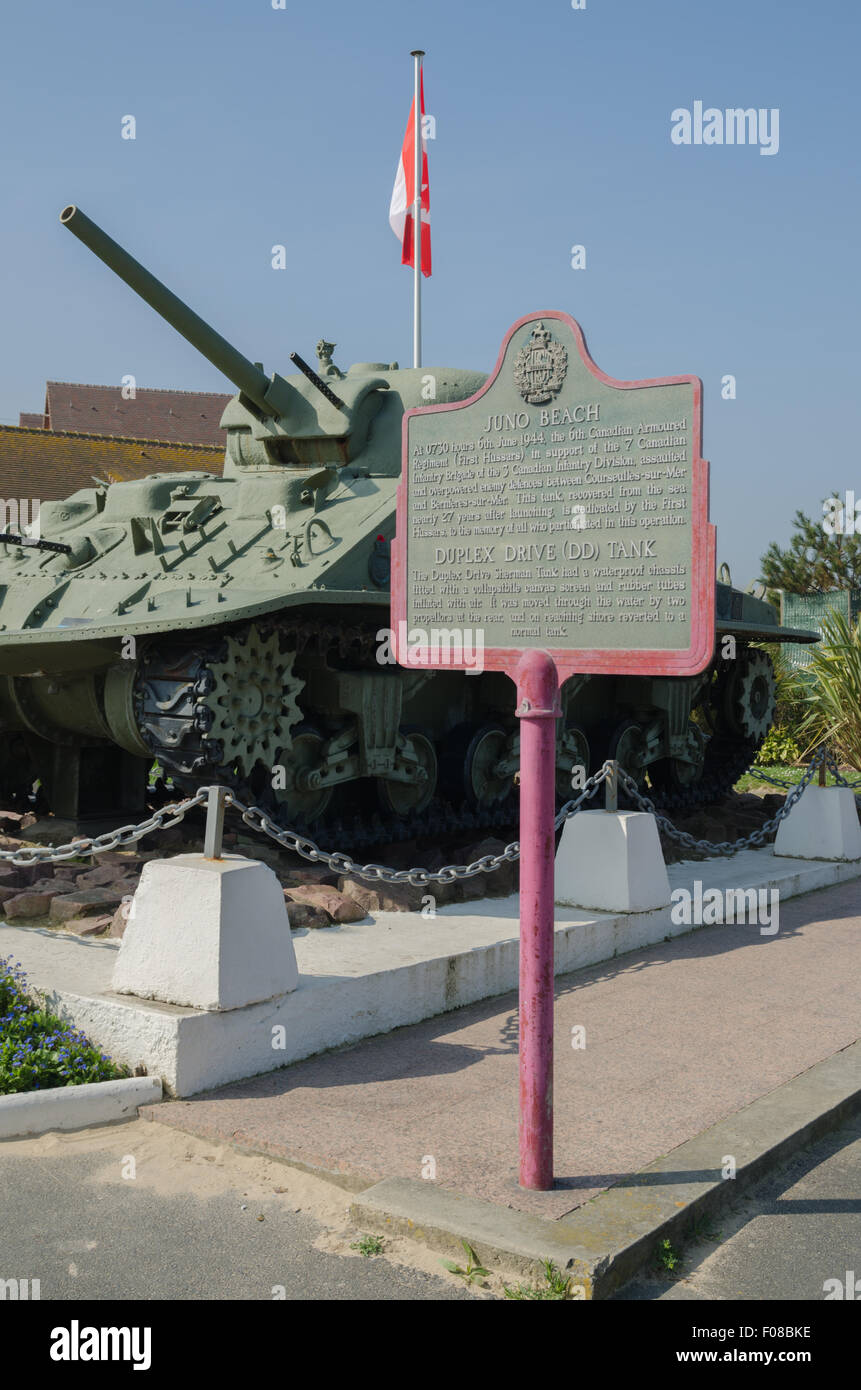 Carro Sherman memorial utilizzato da forze canadesi a Courseulles su Juno Beach il D giorno Giugno 1944 Normandia, Francia Foto Stock