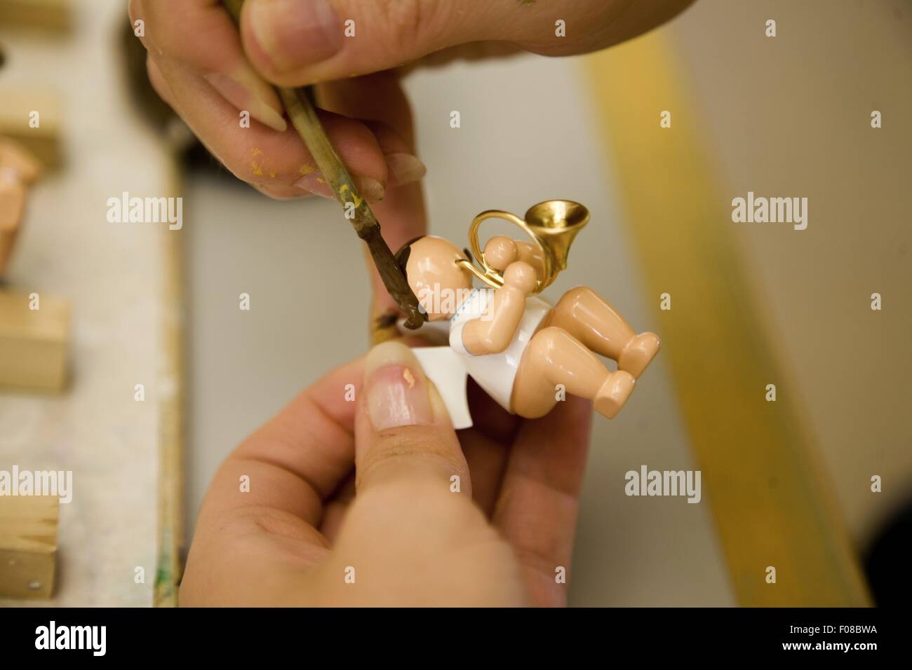 Close-up di mani in legno dipinto flicorno player figura, in Sassonia, Germania Foto Stock