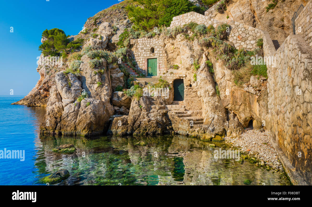 Cove sul lungomare di Dubrovnik, Croazia. Dubrovnik è una città croata del Mare Adriatico, nella regione della Dalmazia. Foto Stock
