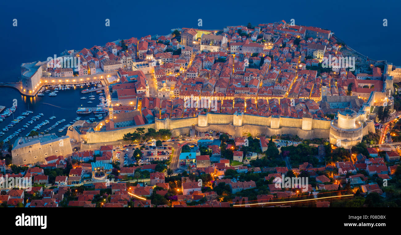 Dubrovnik visto da sopra. Dubrovnik è una città croata del Mare Adriatico, nella regione della Dalmazia. Foto Stock