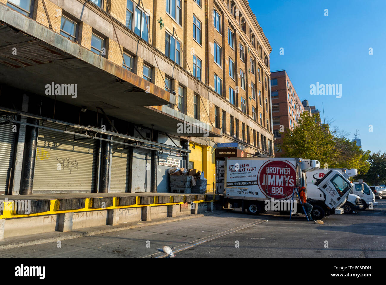 La città di New York, Stati Uniti d'America, scene di strada, Confezionamento carne District, camion in fabbrica la costruzione di parcheggio Foto Stock