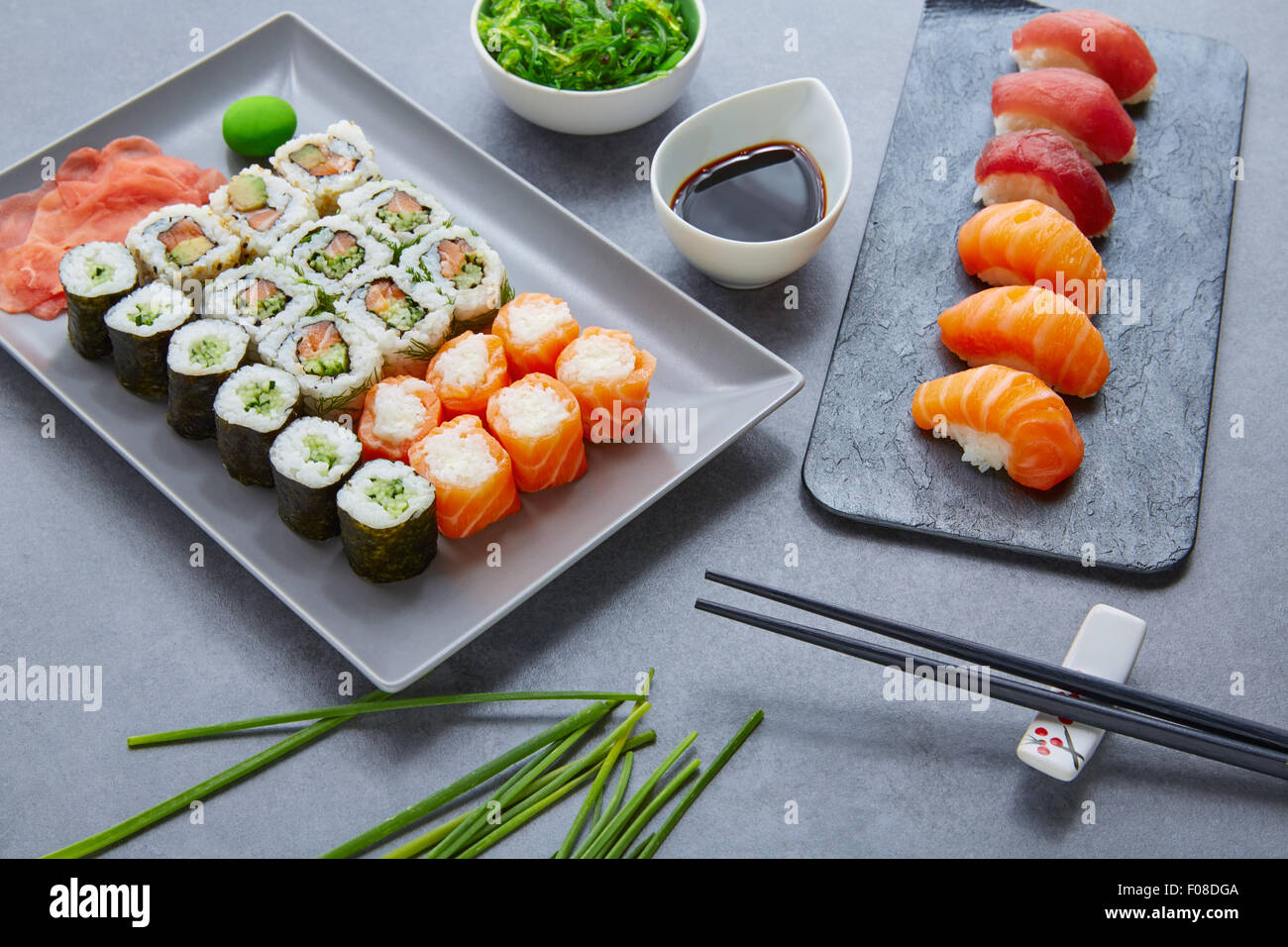 Maki Sushi e Niguiri California roll con alghe marine chuka insalata di salsa di soia e wasabi Foto Stock