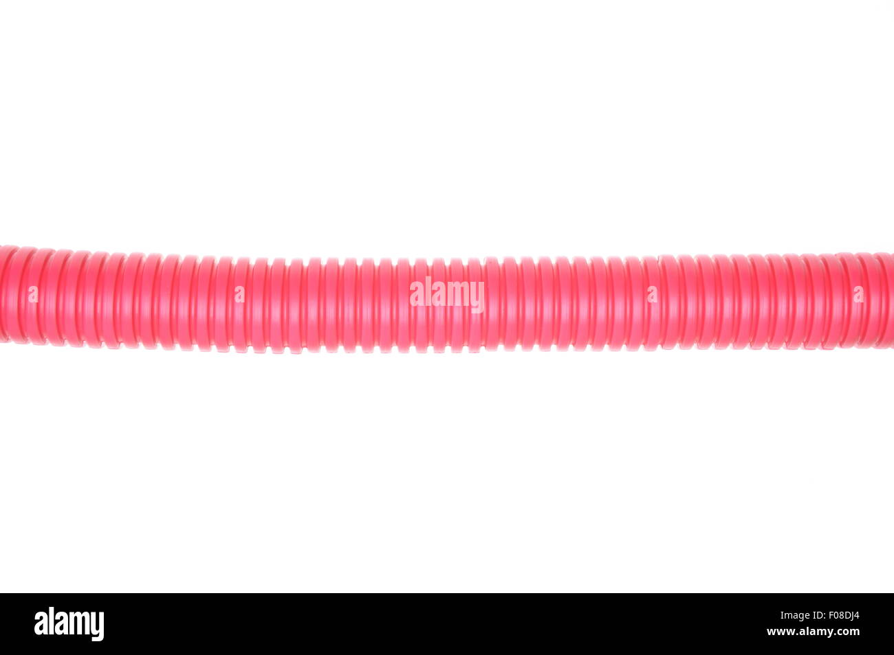 Rosso in plastica del tubo corrugato su sfondo bianco Foto Stock