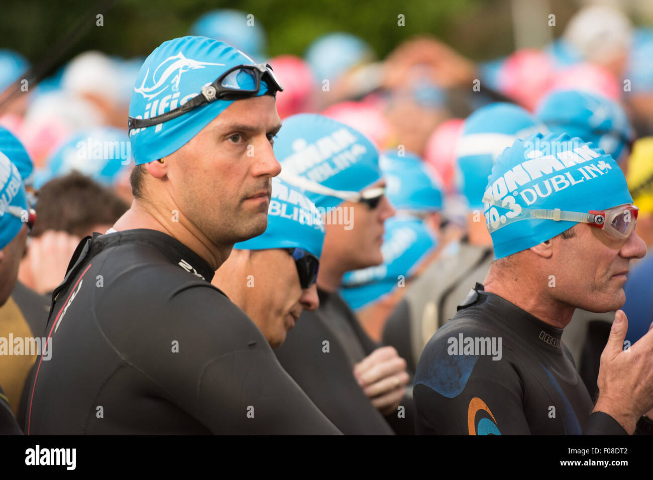 Dublino, Irlanda. Il 9 agosto, 2015. I concorrenti di sesso maschile di attendere con ansia prima dell'inizio dell'Ironman Triathlon 70.3 che ha avuto luogo domenica 9 agosto 2015. Credito: Bernard Golden/Alamy Live News Foto Stock