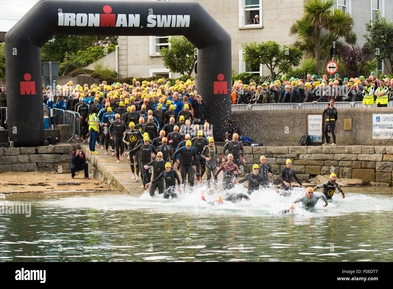 Dublino, Irlanda. Il 9 agosto, 2015. I concorrenti di sesso maschile iniziano la loro nuotare nel 2015 Ironman 70,3 Dublin gara a Sandycove in Dun Laoghaire, Irlanda. Credito: Bernard Golden/Alamy Live News Foto Stock