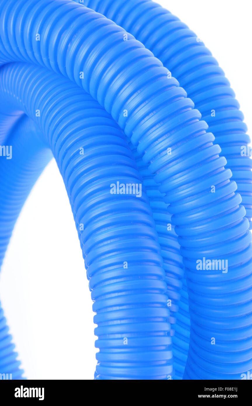 Plastica blu tubi corrugati isolati su sfondo bianco Foto Stock